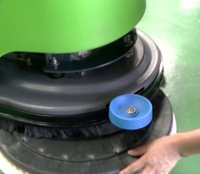 手推式洗地机刷盘安装和拆卸方法